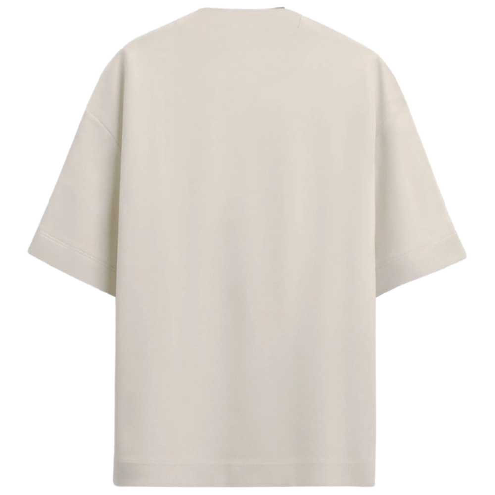 Camiseta sem estampa frontal ou traseira visível.