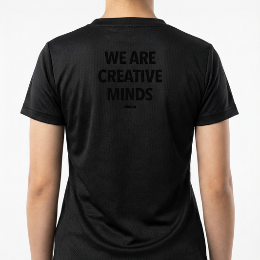 Camiseta com estampa frontal de "WE ARE CREATIVE MINDS" em letras pequenas e estampa traseira da mesma frase ampliada no centro.