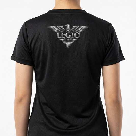 Camiseta com estampa frontal de um pequeno logo circular e estampa traseira de uma águia com asas abertas acima da palavra "LEGIO".