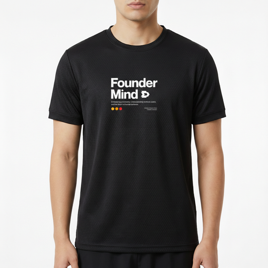 Camiseta com estampa frontal de texto "Founder Mind" em destaque, acompanhado de frases menores explicativas e três pequenos círculos coloridos abaixo.