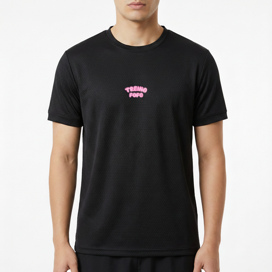 Camiseta com estampa frontal de texto estilizado "TREINO FOFO" em letras destacadas, formando uma composição visual única e divertida.