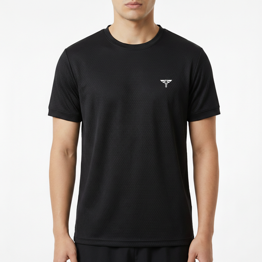 Camiseta com estampa frontal de símbolo alado estilizado no lado esquerdo do peito, apresentando linhas simétricas que formam um design moderno.