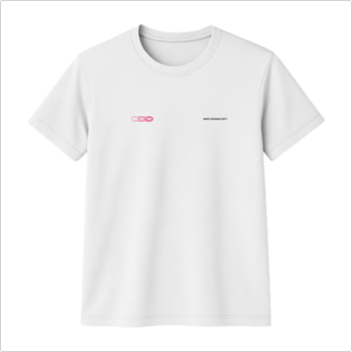 Camiseta com estampa frontal de texto discreto e símbolo, e estampa traseira contendo diversas frases e logos, enfatizando uma pausa para atividade física.