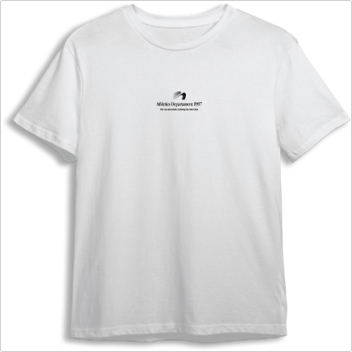 Camiseta com estampa frontal de um logotipo minimalista com a inscrição "Mikeship Tournament 1997" e estampa traseira de um pequeno logotipo similar.