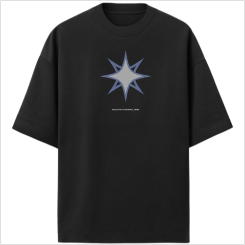 Camiseta com estampa frontal de estrela estilizada de múltiplas pontas com bordas distintas e texto pequeno logo abaixo.