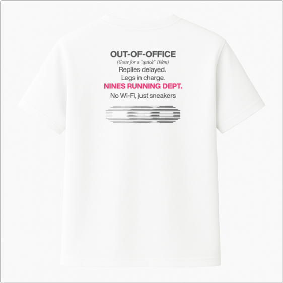 Camiseta com estampa frontal de texto pequeno "NINES RUNNING DEPT" e símbolo de corrente, e estampa traseira de texto "OUT-OF-OFFICE" com temas de corrida.