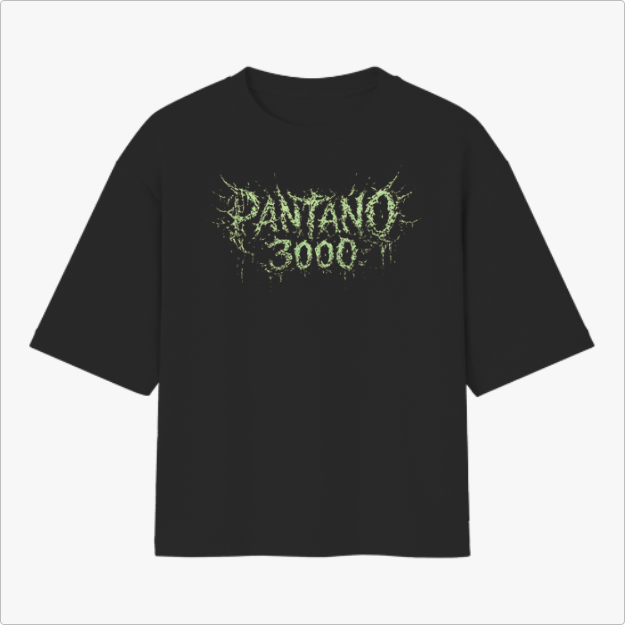 Camiseta com estampa frontal de tipografia estilizada com aspecto orgânico e irregular, composta pelas palavras "Pântano 3000", sugerindo textura viscosa.