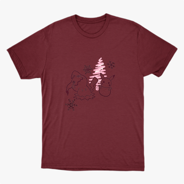 Camiseta com estampa frontal de personagens ao lado de pinheiro estilizado, acompanhados por flocos de neve dispersos pelo design.