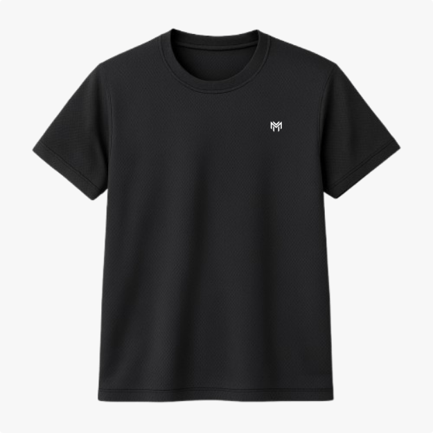 Camiseta com estampa frontal de emblema minimalista composto por linhas formando uma letra estilizada no lado esquerdo do peito.