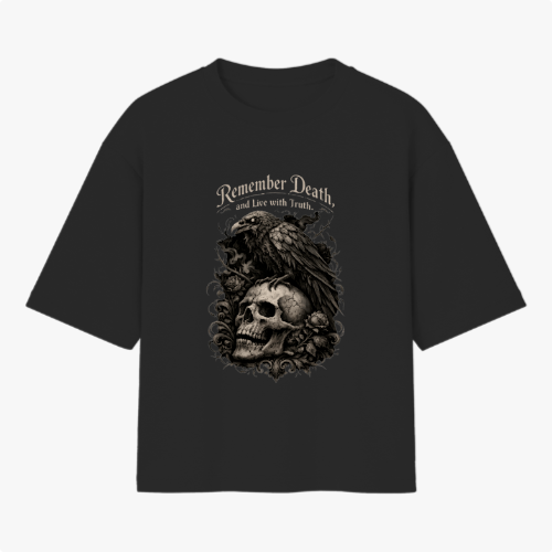 Camiseta com estampa frontal de caveira detalhada sobre flores com corvo pousado e texto estilizado na parte superior.