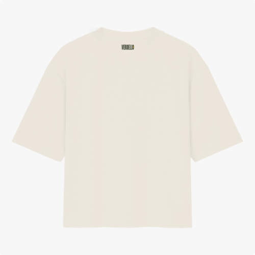 Camiseta com estampa frontal de texto "silêncio. o brasil tá jogando." com assinatura "FALAR, NÃO MURMURAR." e estampa traseira de "VERDELO" no topo.