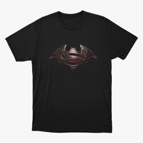 Camiseta com estampa frontal de um emblema estilizado que combina elementos de morcego e escudo, detalhado com nuances metálicas e textura intricada.