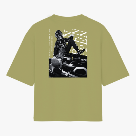 Camiseta com estampa frontal de logo estilizado e estampa traseira de piloto sobre carro de corrida com textos verticais e grandes letras diagonais.