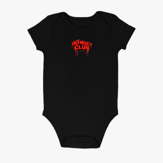 Body infantil com estampa frontal de uma cobra estilizada em formato circular e detalhes escorridos e estampa traseira de texto "No Mercy Club" gotejante.