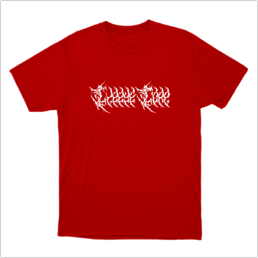 Camiseta com estampa frontal de letras estilizadas em design arrojado, com contornos irregulares e aparência similar a ramos entrelaçados.
