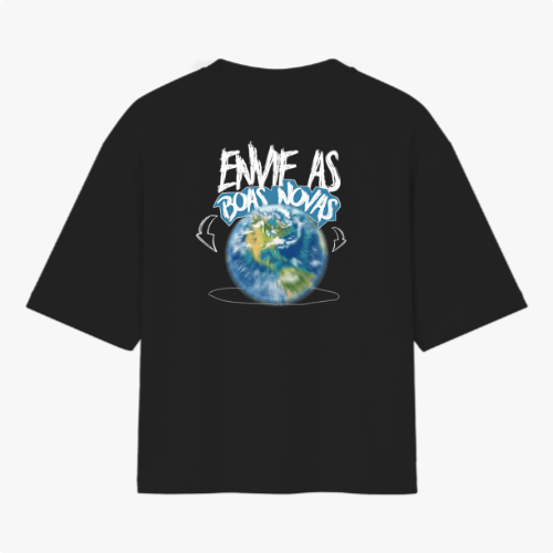 Camiseta com estampa frontal de logotipo pequeno em um oval e estampa traseira de frase estilizada acima de imagem do planeta Terra em um fundo circular.