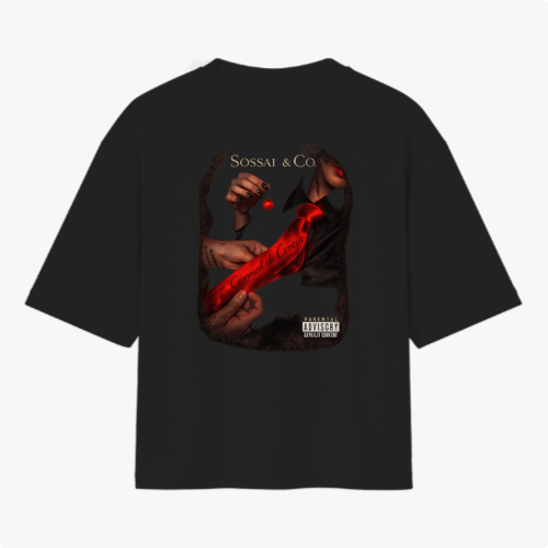 Camiseta com estampa frontal de logotipo estilizado "Sossai" pequeno e estampa traseira de imagem elaborada com mãos segurando uma fita vermelha e texto decorativo.