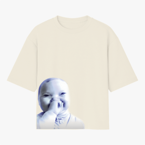 Camiseta com estampa frontal de um rosto de bebê sorridente cobrindo parcialmente a parte frontal inferior, criando um efeito suave e expressivo.