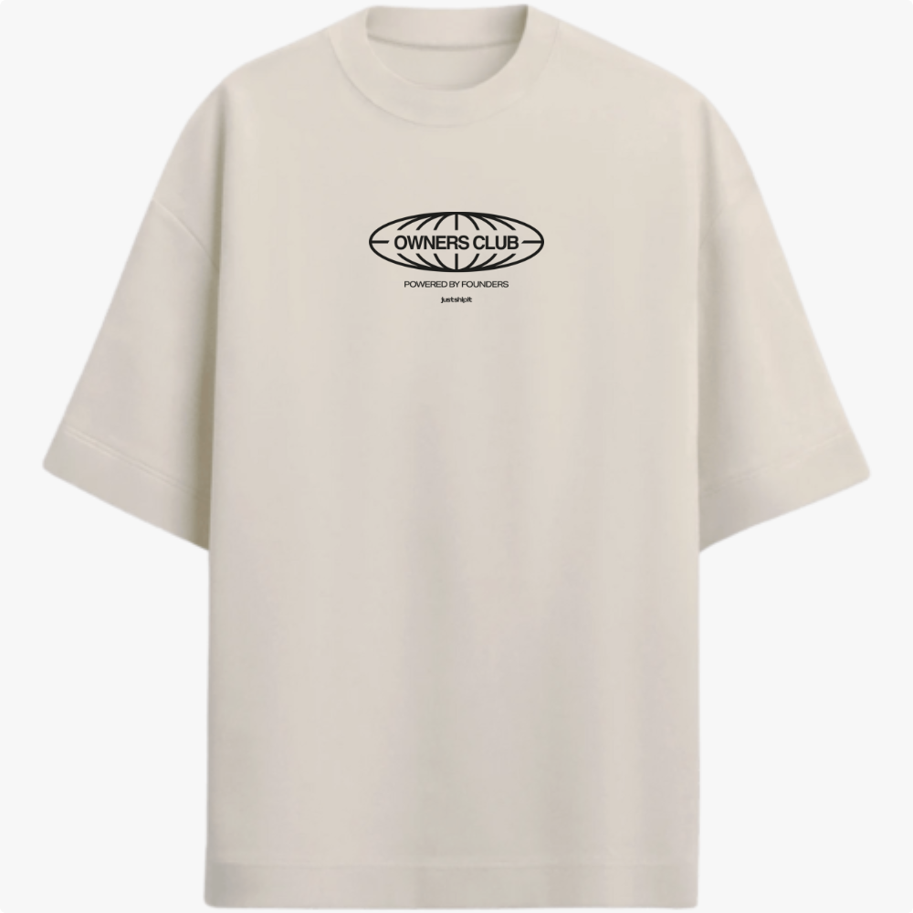 Camiseta com estampa frontal de logotipo oval com palavras "OWNERS CLUB" e "POWERED BY FOUNDERS", acompanhadas por linhas curvas e texto adicional.