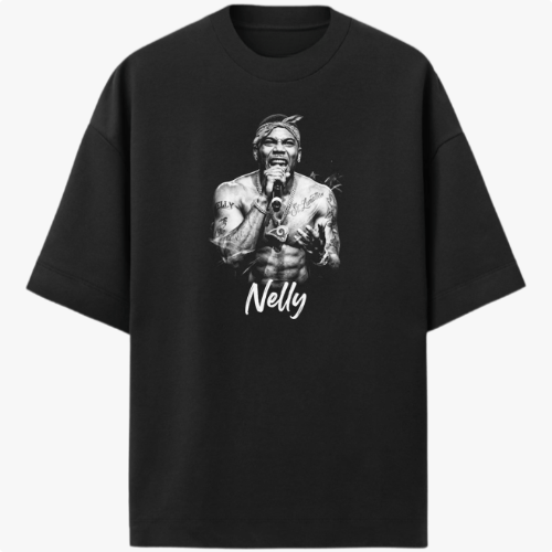 Camiseta com estampa frontal de uma figura masculina segurando um microfone, envolta de efeitos gráficos, com o nome "Nelly" em letras cursivas abaixo.