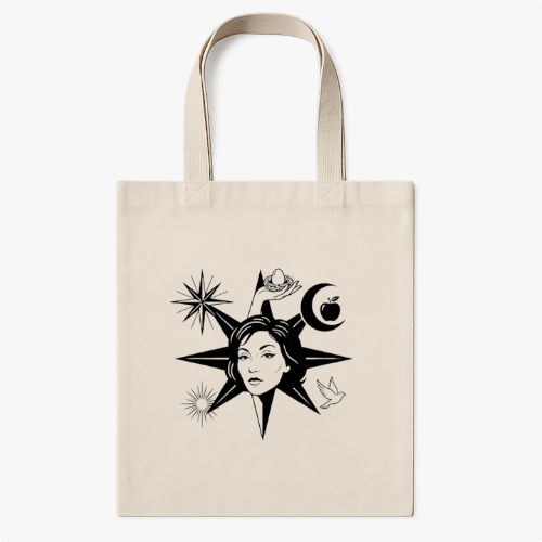 Ecobag com estampa frontal de uma mulher centralizada em um design de estrela, rodeada por ilustrações de planetas, uma maçã, uma pomba e estrelas.