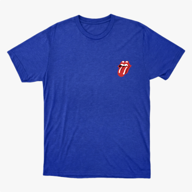 Camiseta com estampa frontal de boca com lábios entreabertos e língua para fora, criando um visual icônico e arrojado na parte superior esquerda.