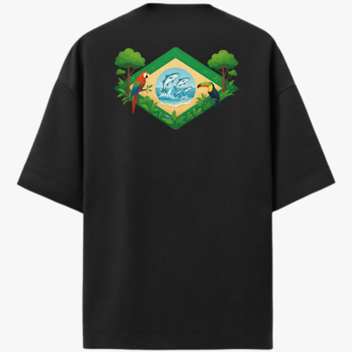 Camiseta com estampa frontal de logo tropical com pássaros e paisagem em destaque e estampa traseira maior mostrando cena de natureza exuberante com araras.