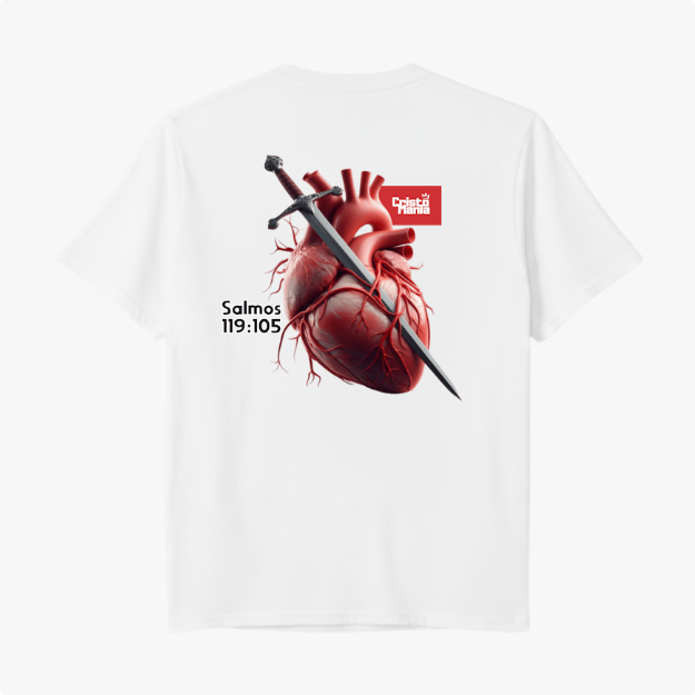 Camiseta com estampa frontal de coração e linha de batimentos e estampa traseira de coração anatômico atravessado por espada e texto "Salmos 119:105".