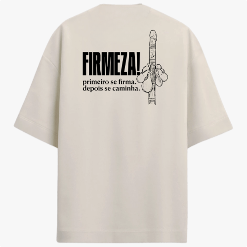 Camiseta com estampa frontal de duas chaves cruzadas e estampa traseira de mão segurando um bastão com a frase "FIRMEZA! primeiro se firma. depois se caminha."