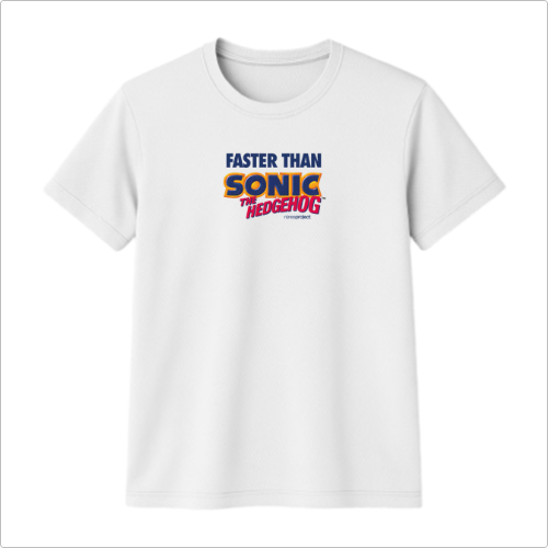 Camiseta com estampa frontal de texto estilizado "Faster Than Sonic the Hedgehog" com tipografia em diferentes cores, criando um contraste vibrante.