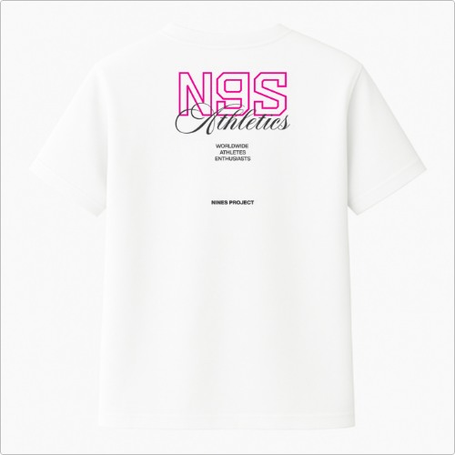 Camiseta com estampa frontal de "N9S Athletics" em fonte estilizada e estampa traseira similar, ampliada, incluindo "Worldwide Athletes Enthusiasts" e "Nines Project".