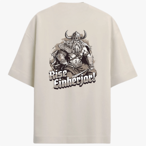Camiseta com estampa frontal de pequeno símbolo abstrato e estampa traseira de guerreiro nórdico detalhado com capacete e barba, acompanhado do texto "Rise Einherjar!".