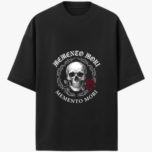 Camiseta com estampa frontal de caveira detalhada rodeada por espinhos, acompanhada de uma rosa e as palavras “Memento Mori” na parte superior e inferior.