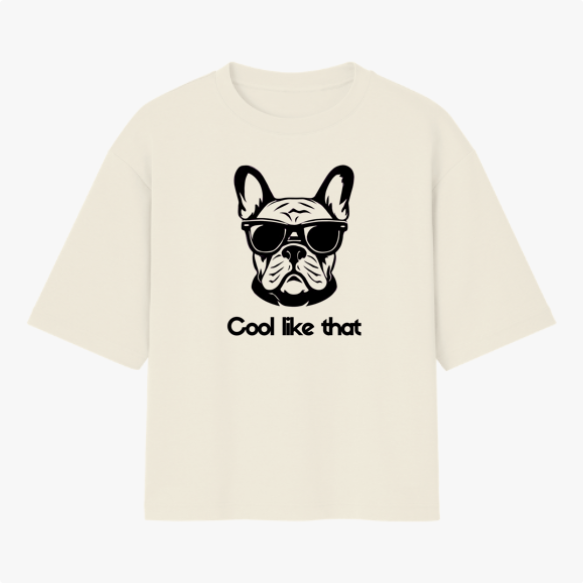 Camiseta com estampa frontal de um cão com óculos escuros acima da frase "Cool like that".