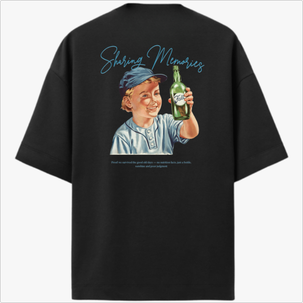 Camiseta com estampa frontal de texto pequeno "Sharing Memories, Full Clothing" e estampa traseira de menino segurando garrafa, com texto "Sharing Memories".