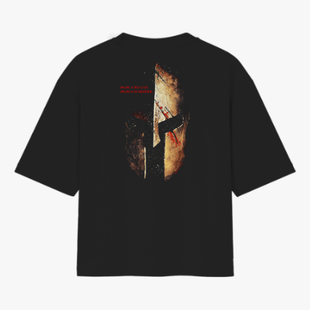 Camiseta com estampa frontal de capacete espartano envelopado em sombras e luz, e estampa traseira expandida do capacete com detalhes de espada e texto.