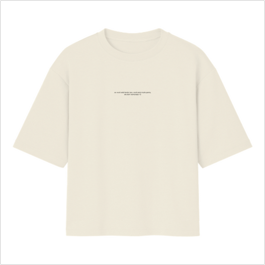 Camiseta com estampa frontal de texto minimalista centralizado com mensagem espirituosa, destacando um estilo casual e moderno através de tipografia sutil.