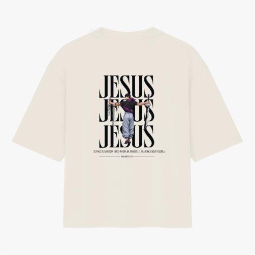Camiseta com estampa frontal de monograma estilizado e estampa traseira de ilustração de figura crucificada sobreposta a repetição da palavra "JESUS".