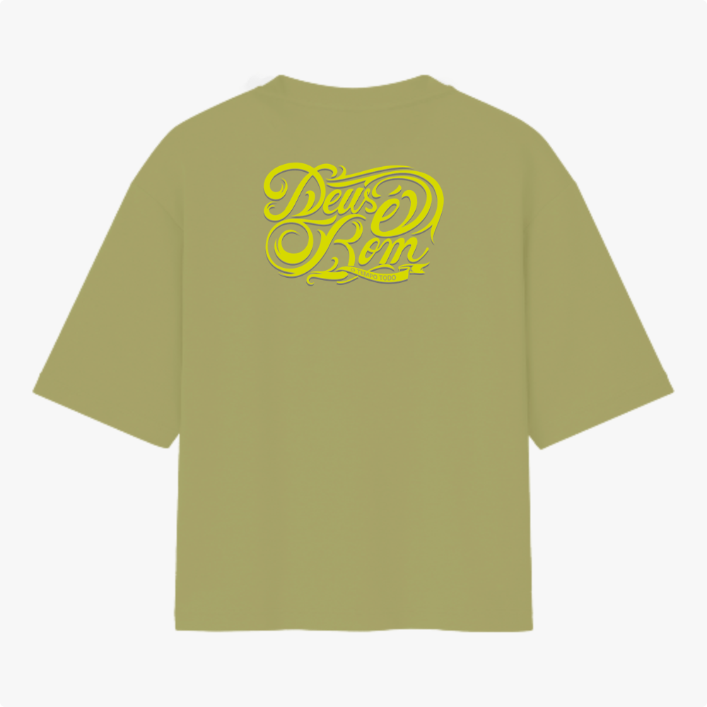 Camiseta com estampa frontal de lettering "Deus é bom" em estilo caligráfico detalhado e estampa traseira idêntica, porém em tamanho ampliado.