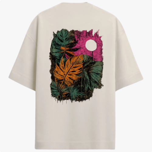Camiseta com estampa frontal de pequeno logotipo minimalista e estampa traseira de folhas tropicais em diversas cores e círculo texturizado.