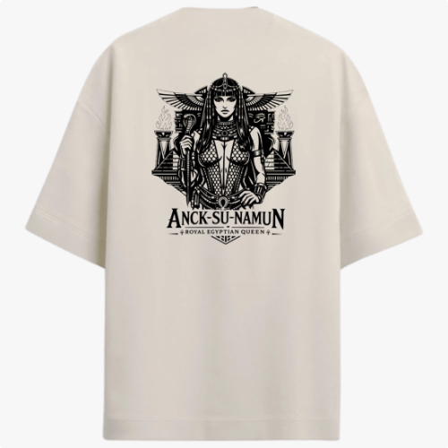 Camiseta com estampa frontal de logotipo estilizado "Seravia" e estampa traseira de ilustração detalhada de rainha egípcia chamada Anck-Su-Namun.