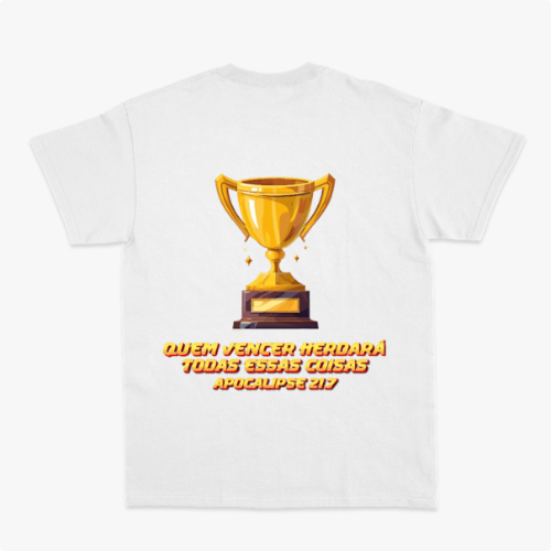 Camiseta com estampa frontal de troféu dourado pequeno e estampa traseira de troféu maior com a frase "Quem vencer herdará todas essas coisas Apocalipse 21:7".