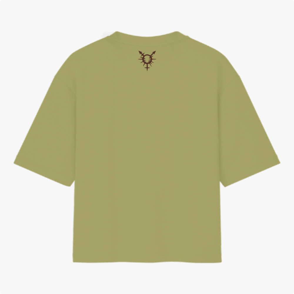 Camiseta com estampa frontal de uma carta de baralho estilizada ao lado de texto "Ela Quem?" e estampa traseira de símbolo gráfico minimalista.
