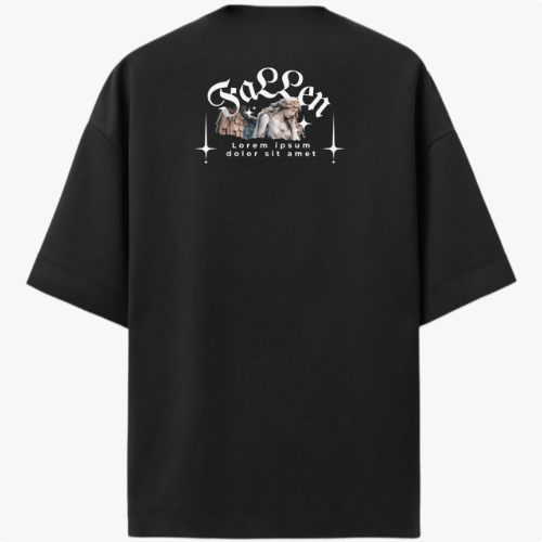 Camiseta com estampa frontal de texto estilizado distorcido e estampa traseira de ilustração angelical com espadas cruzadas e letras decorativas.