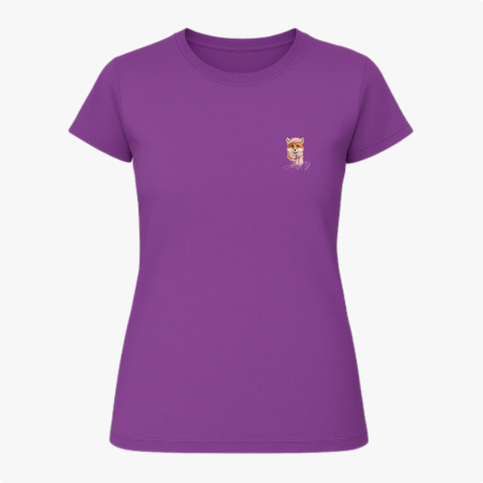 Camiseta com estampa frontal de um adorável cachorro usando uma coroa real, com a inscrição "Motty" em estilo cursivo logo abaixo do desenho.
