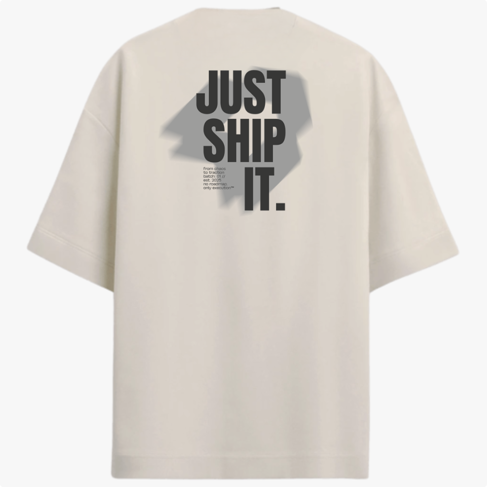 Camiseta com estampa frontal de texto "JUST SHIP IT." em letras maiúsculas e estampa traseira de mesma frase com detalhes em fundo irregular.