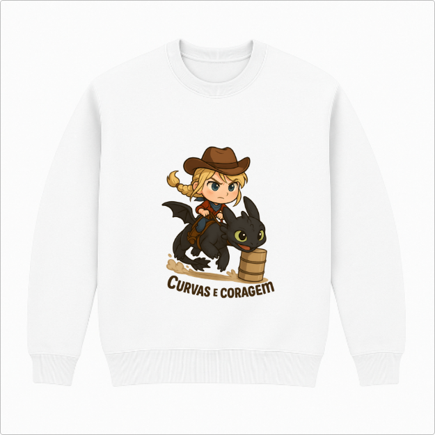 Moletom com estampa frontal de personagem em estilo chibi montado em um dragão, ambos ao lado de um barril, com a frase "Curvas e Coragem".