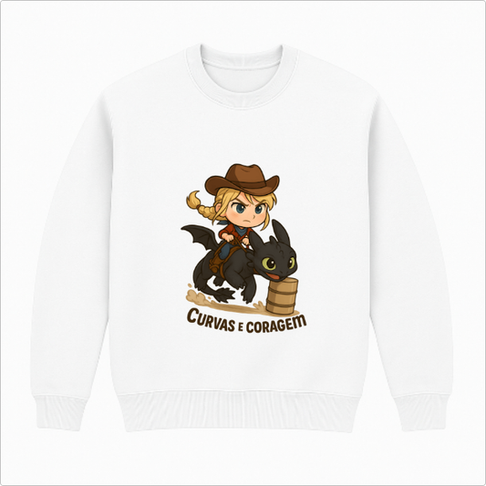 Moletom com estampa frontal de personagem em estilo chibi montado em um dragão, ambos ao lado de um barril, com a frase "Curvas e Coragem".