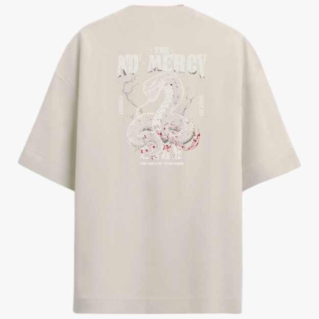 Camiseta com estampa frontal de texto estilizado "no mercy club" e estampa traseira de cobra detalhada, cercada por texto e símbolos impactantes.