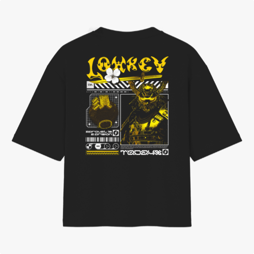Camiseta com estampa frontal de duas mãos cruzadas segurando um controle de videogame e estampa traseira de design futurista com samurai e texto gráfico.